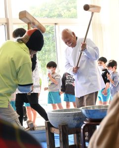 せとうちの郷でのもちつき風景。理事長が杵をうつ。