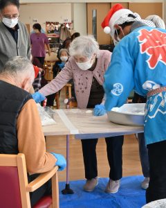 つきたてのお餅を丸める入居者様。せとうちの郷は岡山市東区西大寺の老人ホームです。
