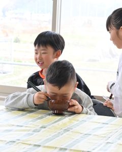 豚汁を食べる児童。せとうち食堂にて。