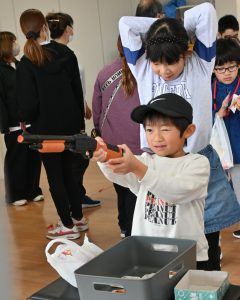 射的をする児童。せとうち食堂にて。