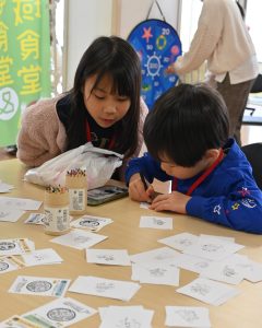 イラストづくり、塗り絵中の児童。せとうち食堂にて。