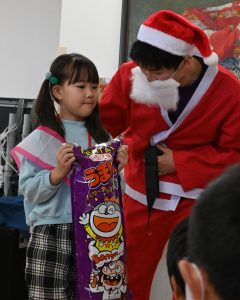 じゃんけんで優勝し、プレゼントをもらう児童。せとうち食堂の様子。