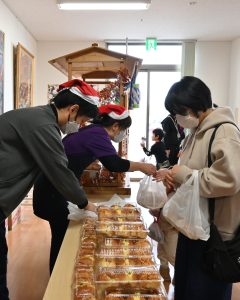 ロールパンを販売する様子。せとうち食堂にて。
