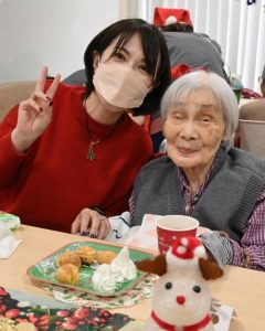 クリスマス会に集まる家族の写真。特別養護老人ホームせとうちの郷は、岡山市東区西大寺にあります。