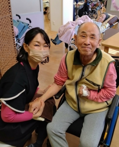 ハンドマッサージ中のご利用者様とセラピスト。クリスマス喫茶の一幕。特別養護老人ホームせとうちは岡山県瀬戸内の老人ホームです。