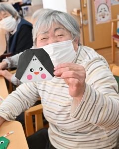 折り紙で鬼とお多福を折ります。小規模多機能ホームせとうちの郷は、岡山市東区西大寺にあります。