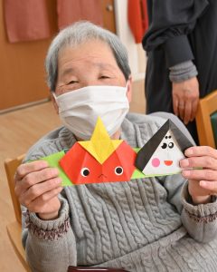 折り紙で鬼とお多福を折ります。小規模多機能ホームせとうちの郷は、岡山市東区西大寺にあります。