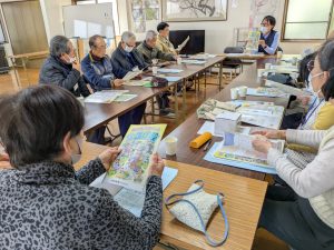 活き活きサロンの様子。介護施設の種類や使い方、介護サービスを使いながらの生活について説明を受ける地域の方の写真。岡山市東区にて。