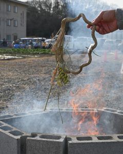 お正月飾りをとんどで焚く様子。特別養護老人ホームせとうちにて。