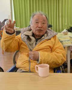 お汁粉を食べてうれしそうなご利用者様の写真。特別養護老人ホームせとうちにて。