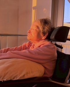 せとうちの郷の3階から初日の出を眺める入居者様。光がまぶしくて、目が開けられない様子。