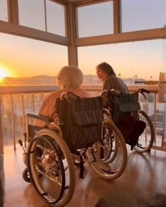 せとうちの郷の3階から初日の出を眺める入居者様