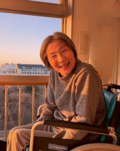 せとうちの郷の3階から初日の出を眺め、笑顔の入居者様。