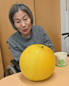 晩白柚。その大きさき驚く特別養護老人ホームせとうちの郷の入居者様。